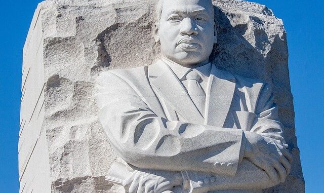 mlk-statue-people-3255328_640