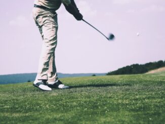 strongPlaying golf may be more beneficial to seniors' health than fashionable nordic walking. PHOTO BY MARKUS SPISKE/PEXELS/strong