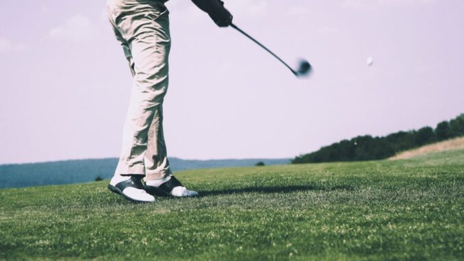 strongPlaying golf may be more beneficial to seniors' health than fashionable nordic walking. PHOTO BY MARKUS SPISKE/PEXELS/strong